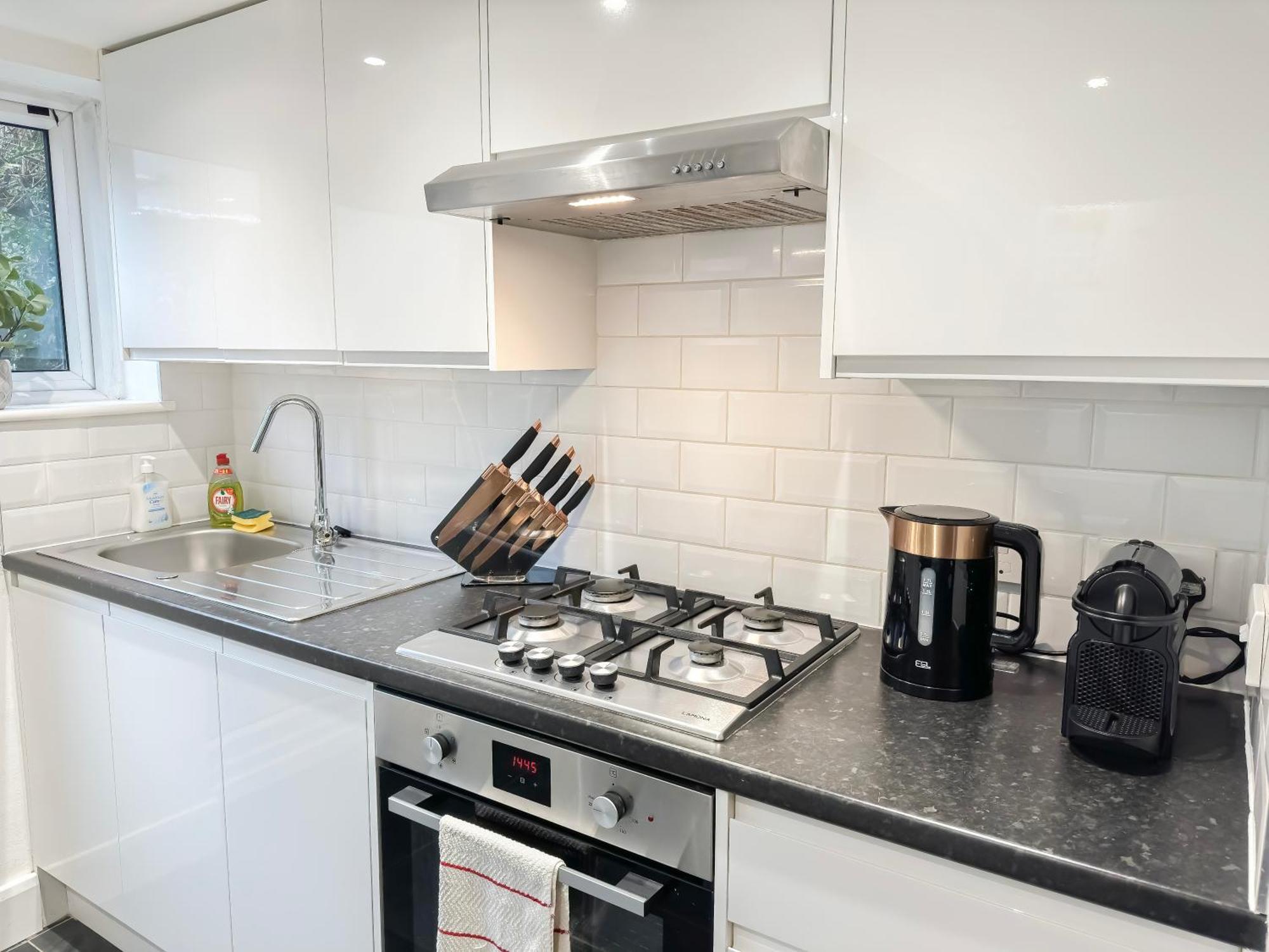 1-Bedroom Flat With Small Garden & Paid Parking In Finsbury Park, Highbury London Eksteriør billede