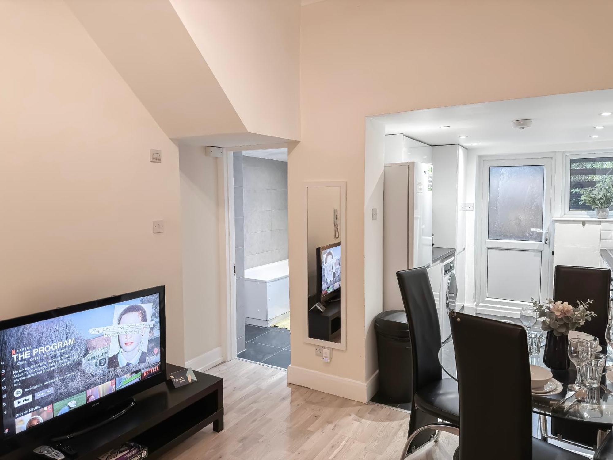 1-Bedroom Flat With Small Garden & Paid Parking In Finsbury Park, Highbury London Eksteriør billede