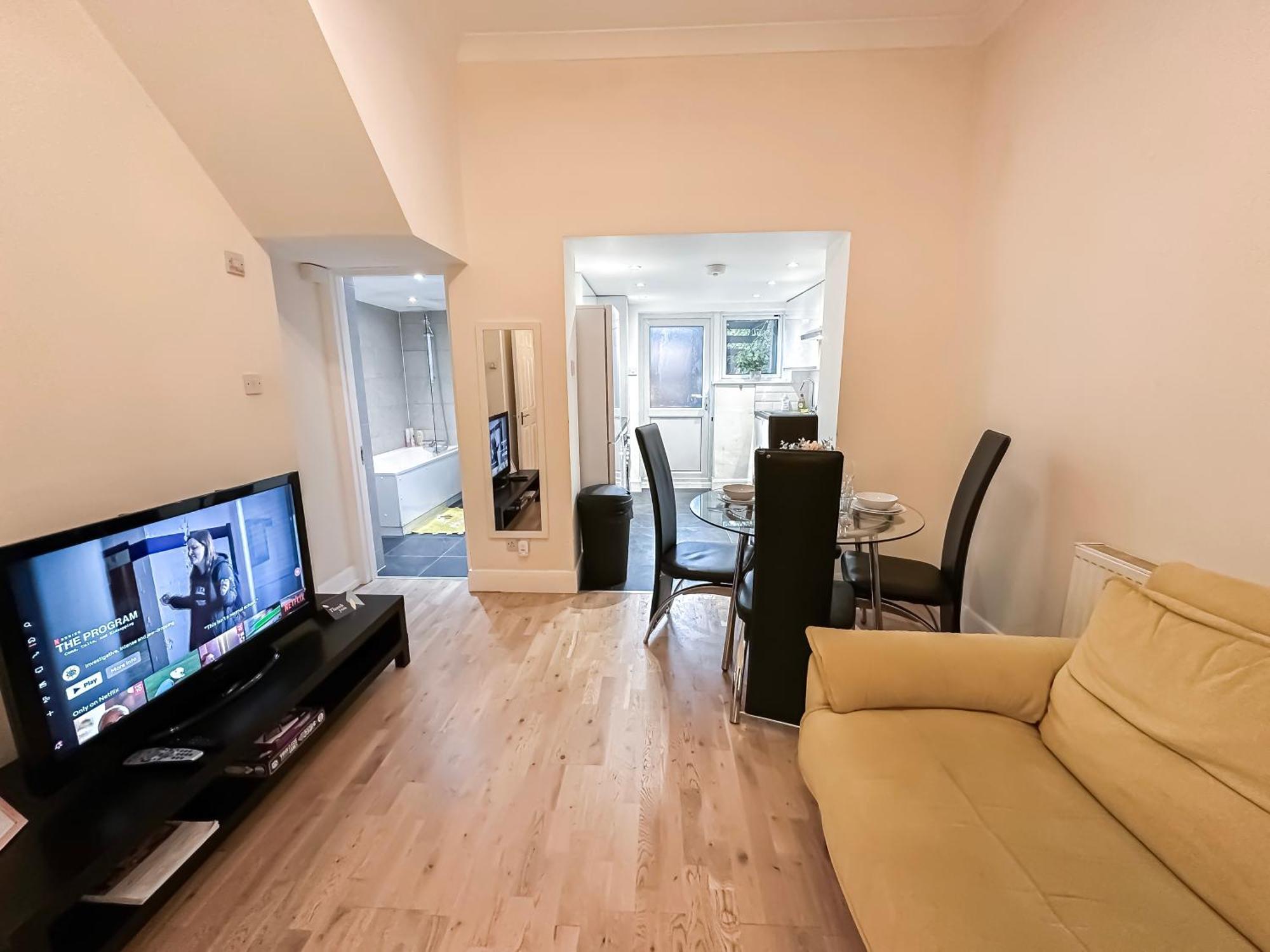 1-Bedroom Flat With Small Garden & Paid Parking In Finsbury Park, Highbury London Eksteriør billede
