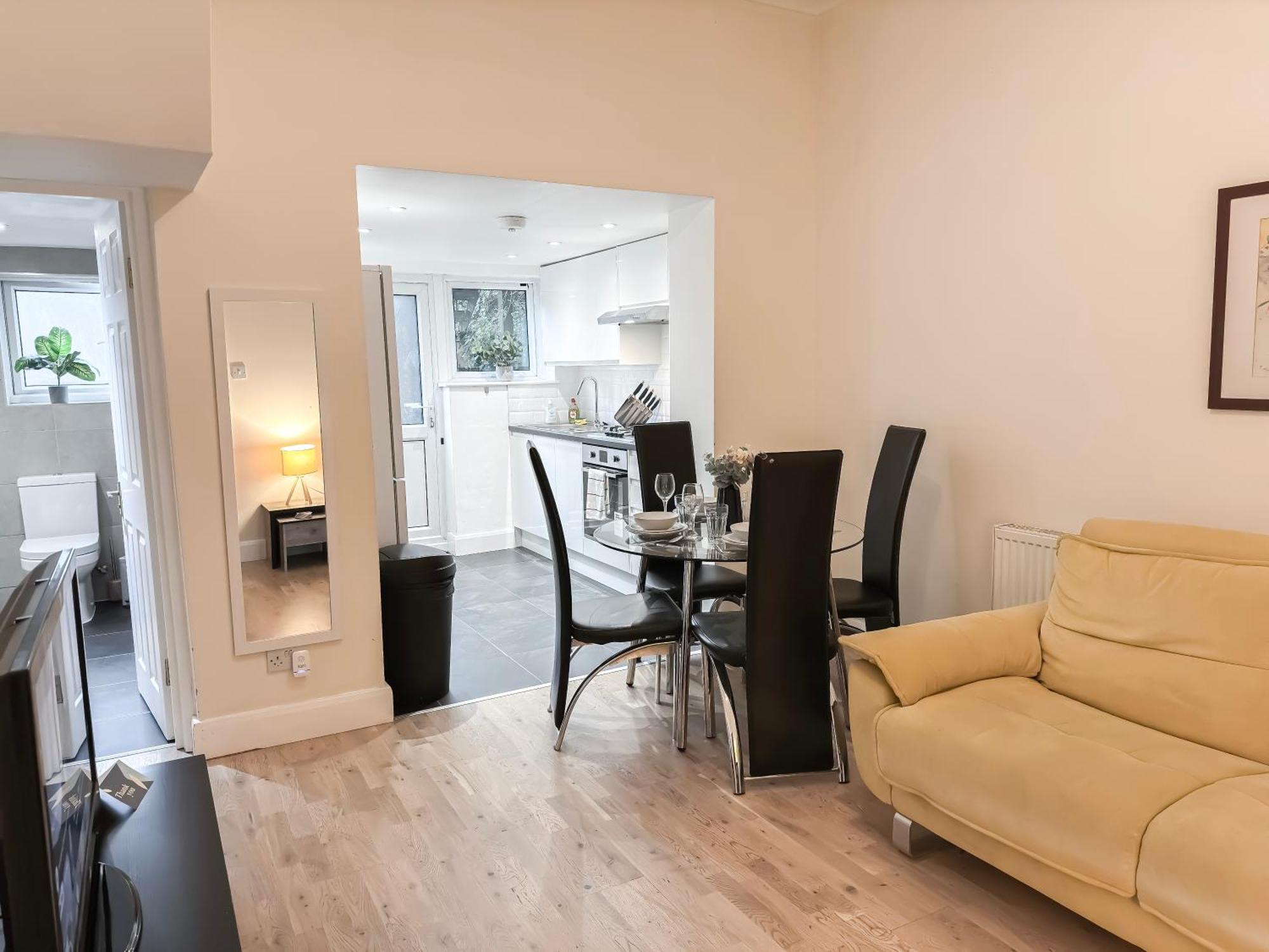 1-Bedroom Flat With Small Garden & Paid Parking In Finsbury Park, Highbury London Eksteriør billede