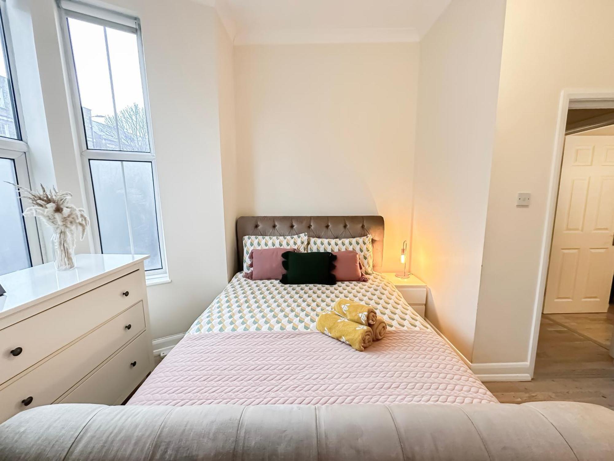 1-Bedroom Flat With Small Garden & Paid Parking In Finsbury Park, Highbury London Eksteriør billede