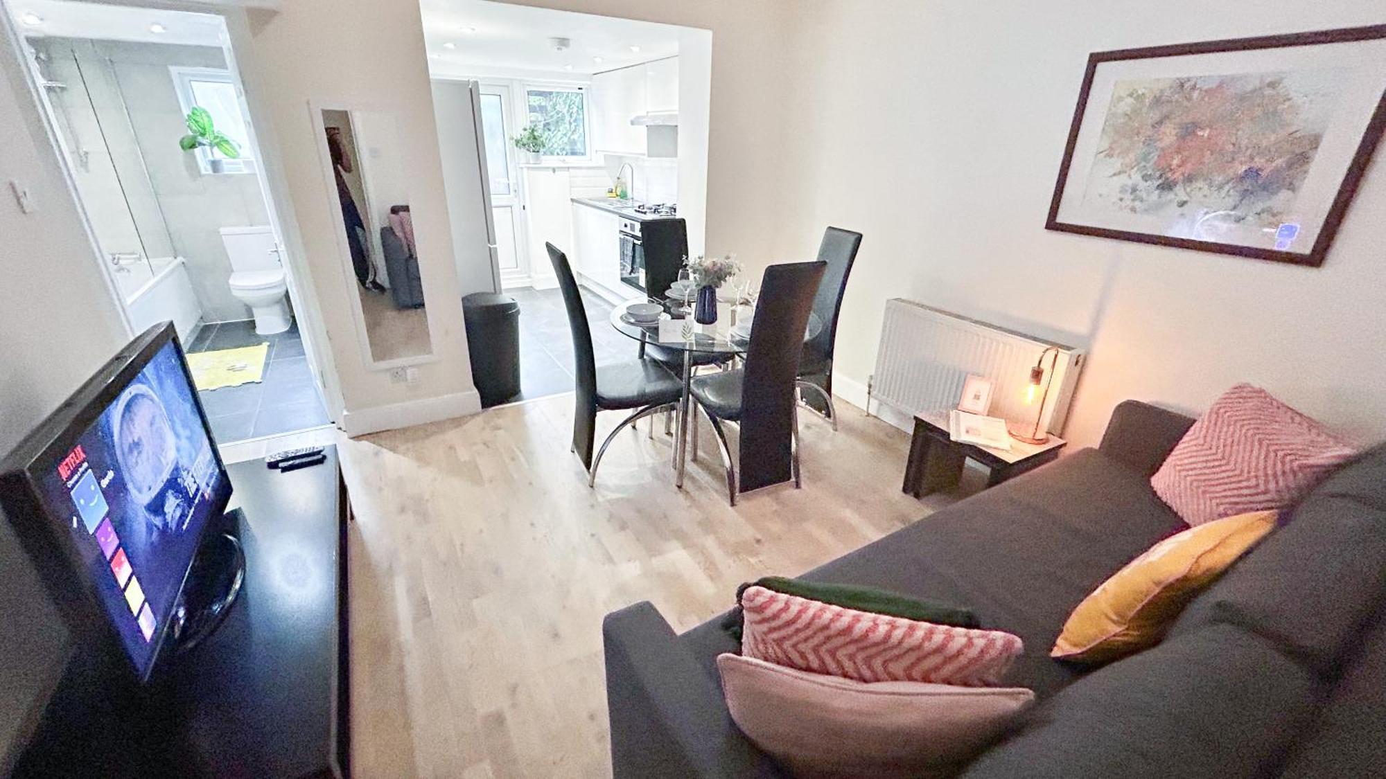 1-Bedroom Flat With Small Garden & Paid Parking In Finsbury Park, Highbury London Eksteriør billede