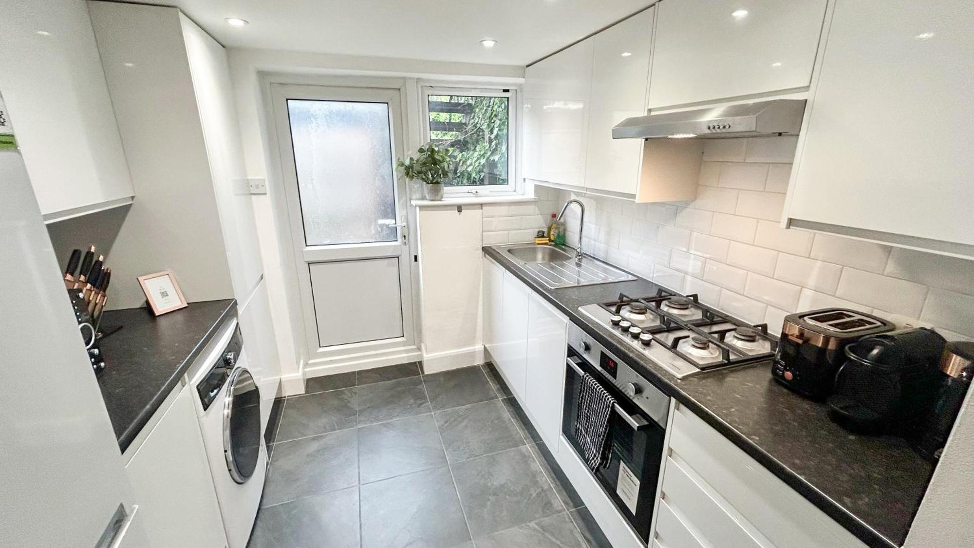1-Bedroom Flat With Small Garden & Paid Parking In Finsbury Park, Highbury London Eksteriør billede