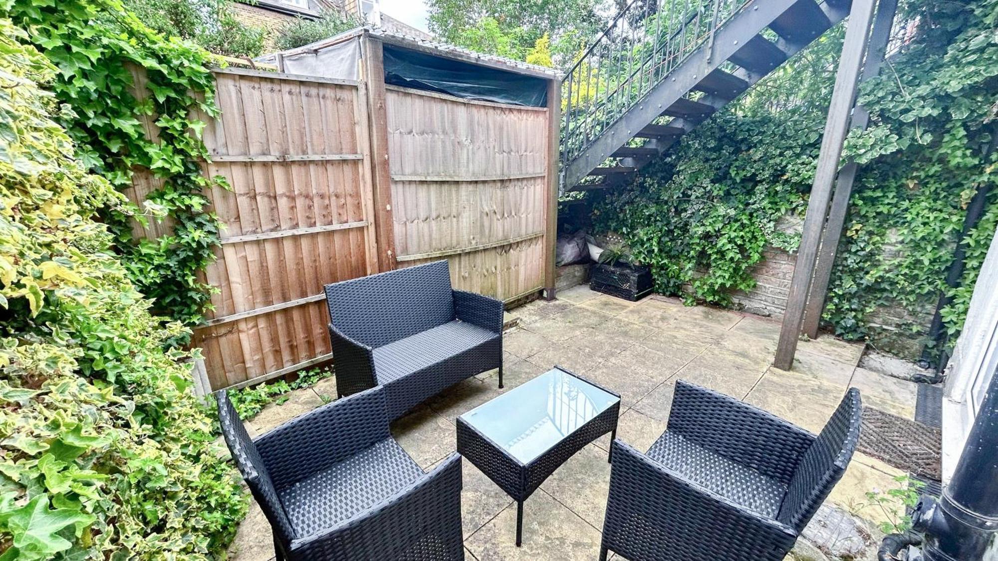 1-Bedroom Flat With Small Garden & Paid Parking In Finsbury Park, Highbury London Eksteriør billede