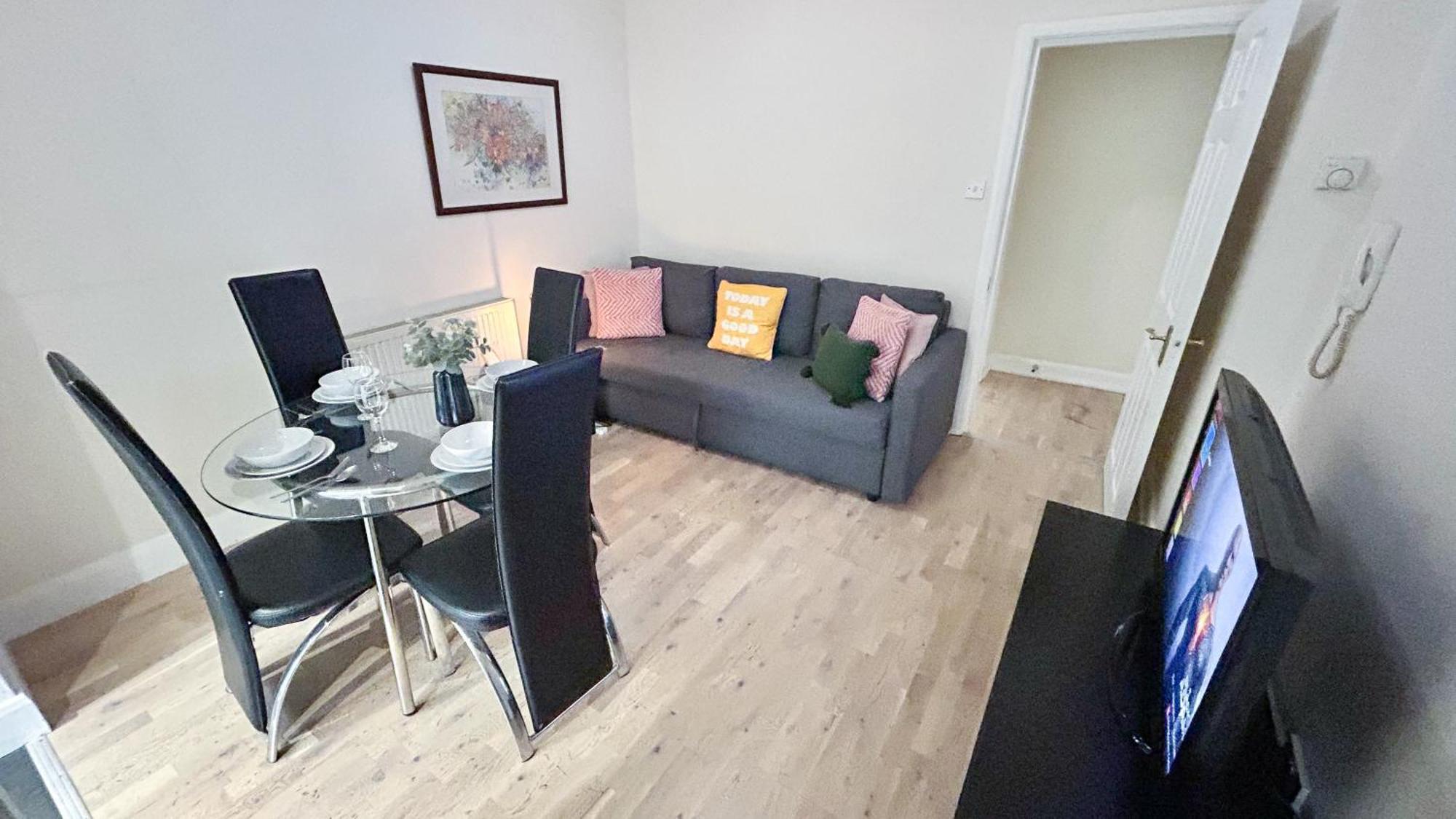 1-Bedroom Flat With Small Garden & Paid Parking In Finsbury Park, Highbury London Eksteriør billede