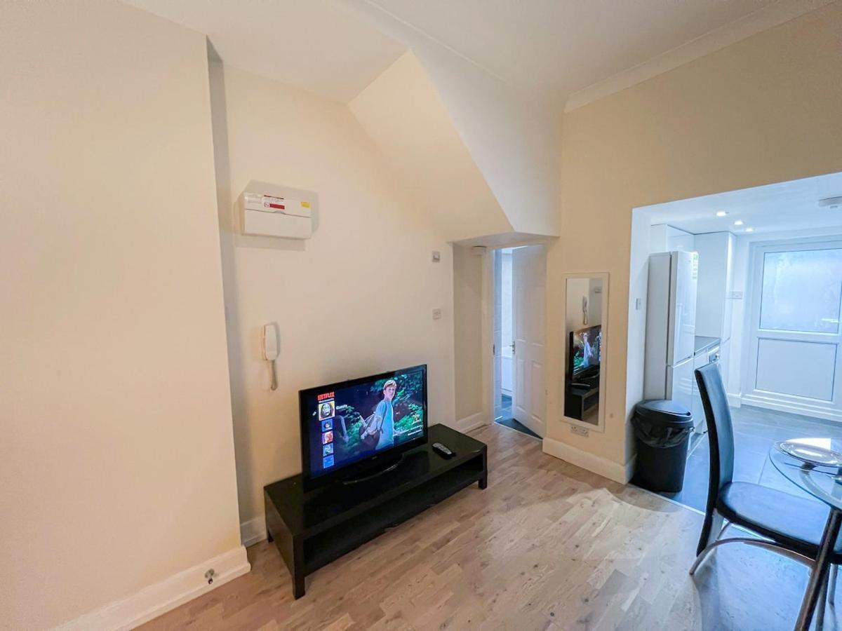 1-Bedroom Flat With Small Garden & Paid Parking In Finsbury Park, Highbury London Eksteriør billede