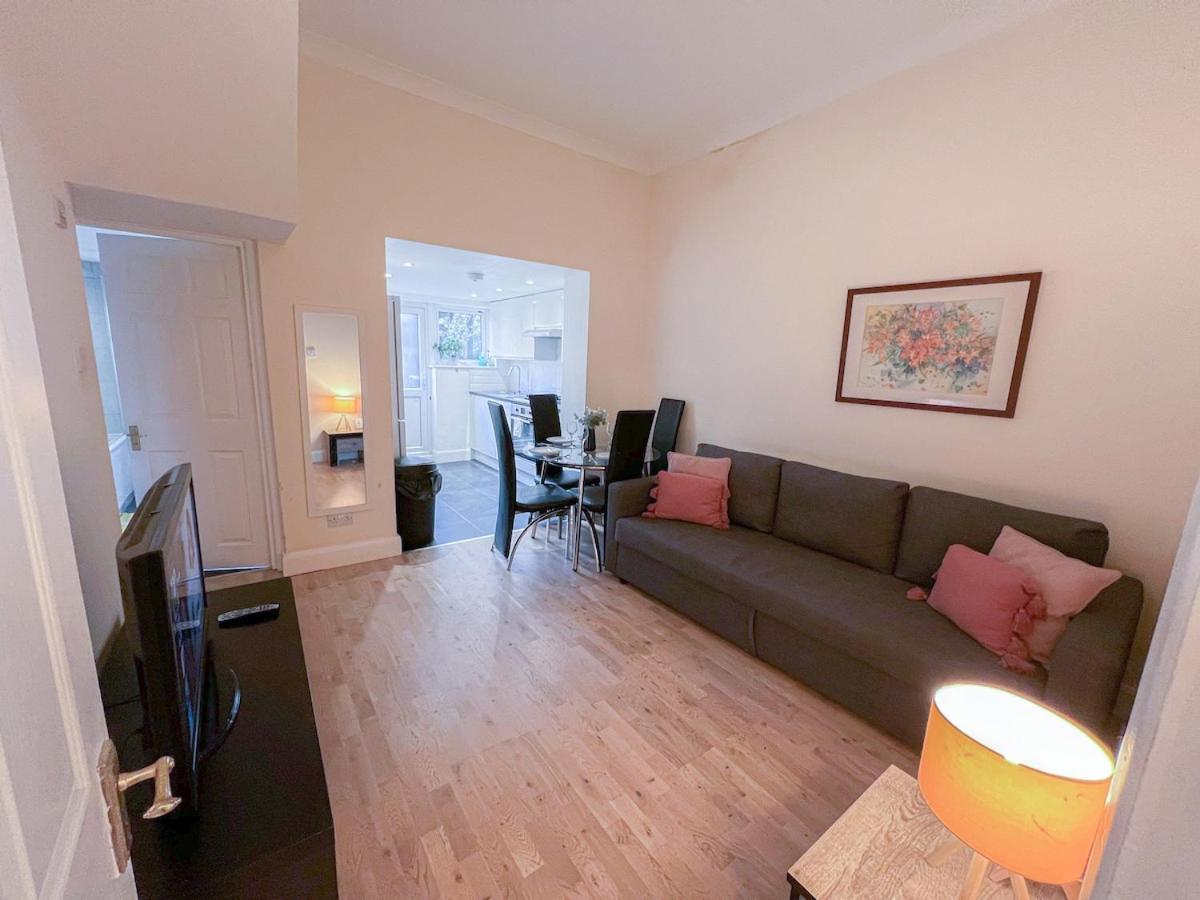 1-Bedroom Flat With Small Garden & Paid Parking In Finsbury Park, Highbury London Eksteriør billede