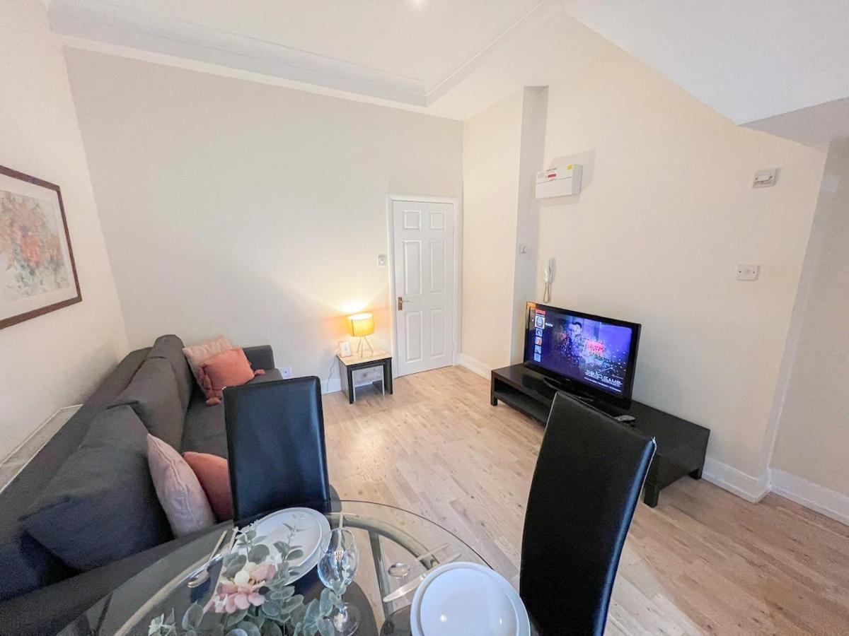 1-Bedroom Flat With Small Garden & Paid Parking In Finsbury Park, Highbury London Eksteriør billede