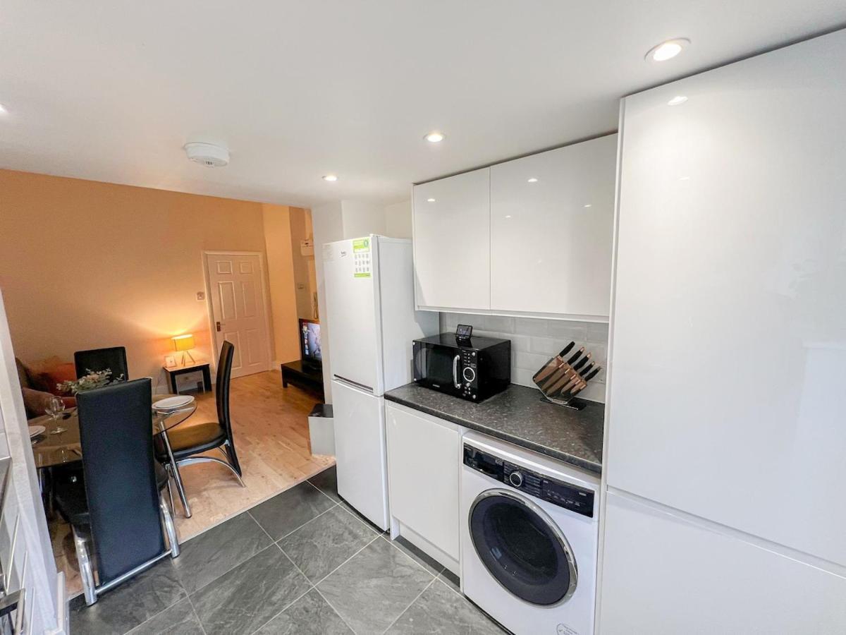 1-Bedroom Flat With Small Garden & Paid Parking In Finsbury Park, Highbury London Eksteriør billede