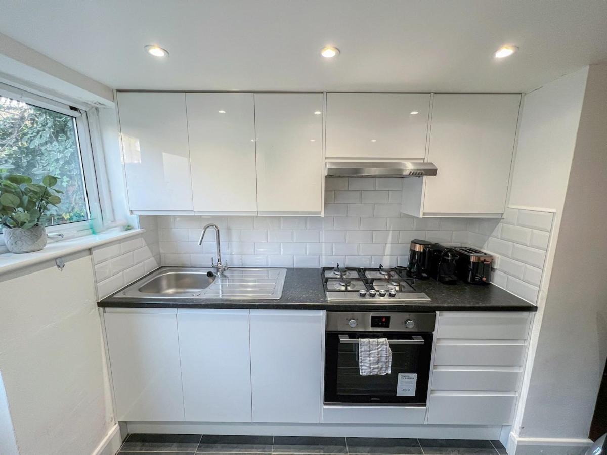 1-Bedroom Flat With Small Garden & Paid Parking In Finsbury Park, Highbury London Eksteriør billede