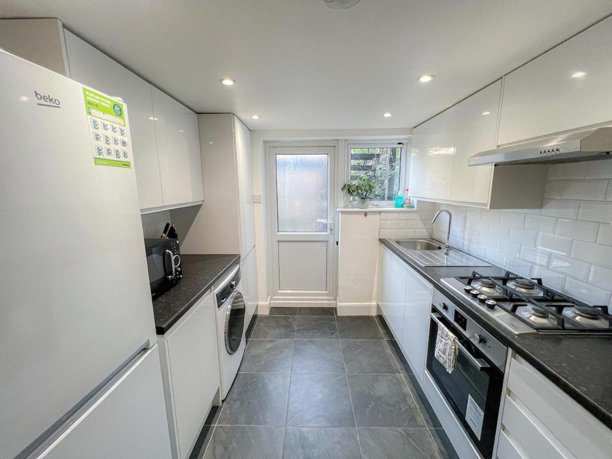 1-Bedroom Flat With Small Garden & Paid Parking In Finsbury Park, Highbury London Eksteriør billede