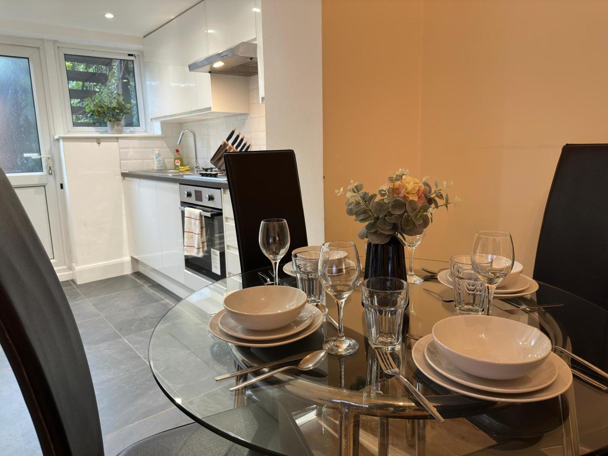 1-Bedroom Flat With Small Garden & Paid Parking In Finsbury Park, Highbury London Eksteriør billede